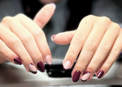 Unhas decoradas em Unhas ao Cubo, Porto, Porto, PT, com design sofisticado em tons de burgundy e nude.