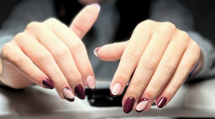Unhas decoradas em Unhas ao Cubo, Porto, Porto, PT, com design sofisticado em tons de burgundy e nude.