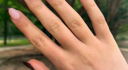 Unhas decoradas na Unhas ao Cubo, Porto, Porto, PT. Manicure elegante em tons neutros.