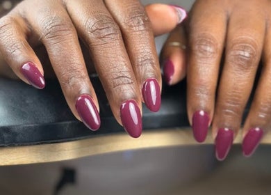 Unhas elegantes em tom de vinho em Unhas ao Cubo, Porto, Porto, PT.