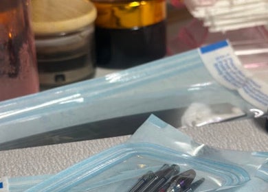 Materiais de manicure na Unhas ao Cubo, Porto, Porto, PT. Ambiente elegante e profissional.