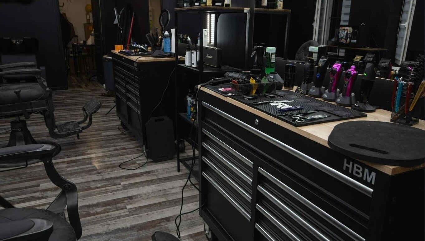 Intérieur moderne de SNOW BARBER à Haguenau, Grand Est, FR. Outils de coiffure sur un comptoir.