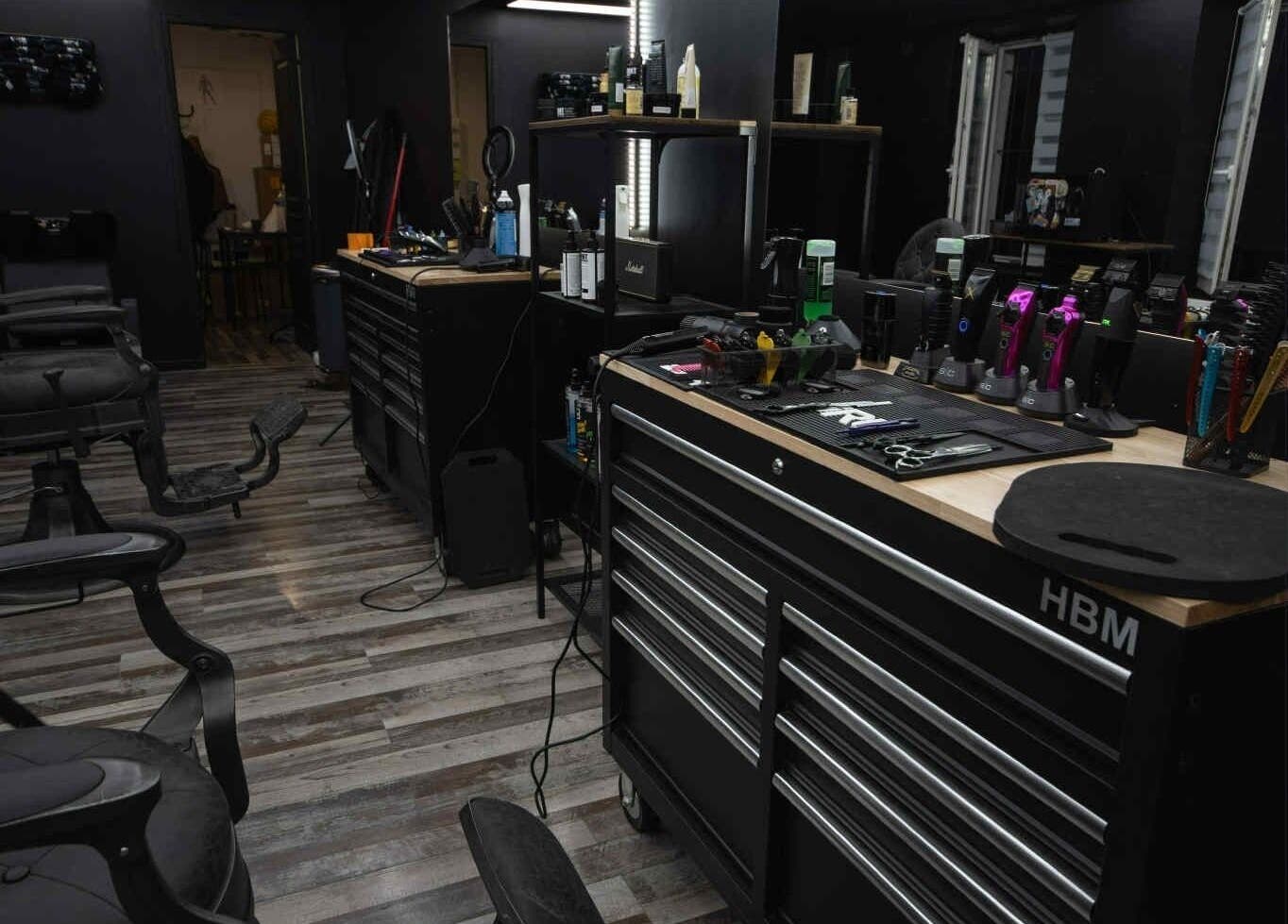 Intérieur moderne de SNOW BARBER à Haguenau, Grand Est, FR. Outils de coiffure sur un comptoir.