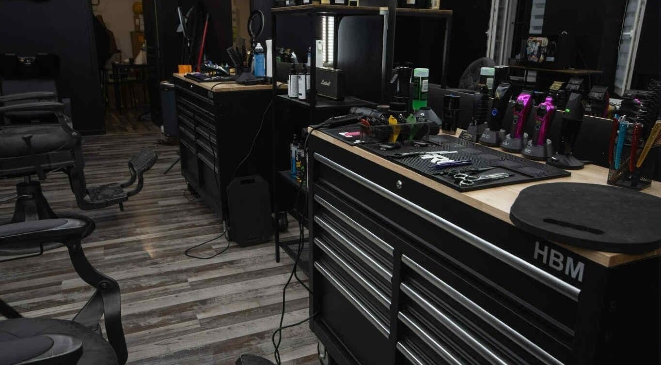 Intérieur moderne de SNOW BARBER à Haguenau, Grand Est, FR. Outils de coiffure sur un comptoir.