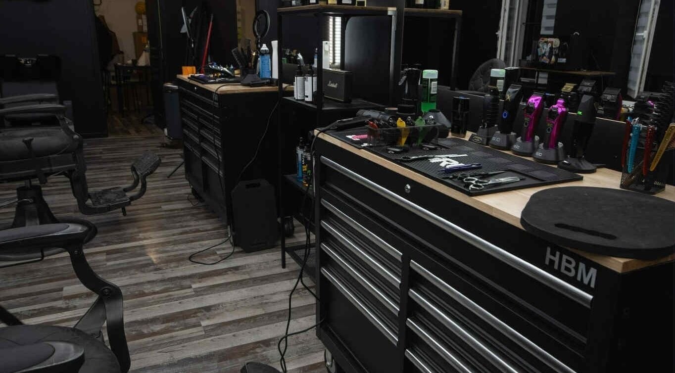 Intérieur moderne de SNOW BARBER à Haguenau, Grand Est, FR. Outils de coiffure sur un comptoir.