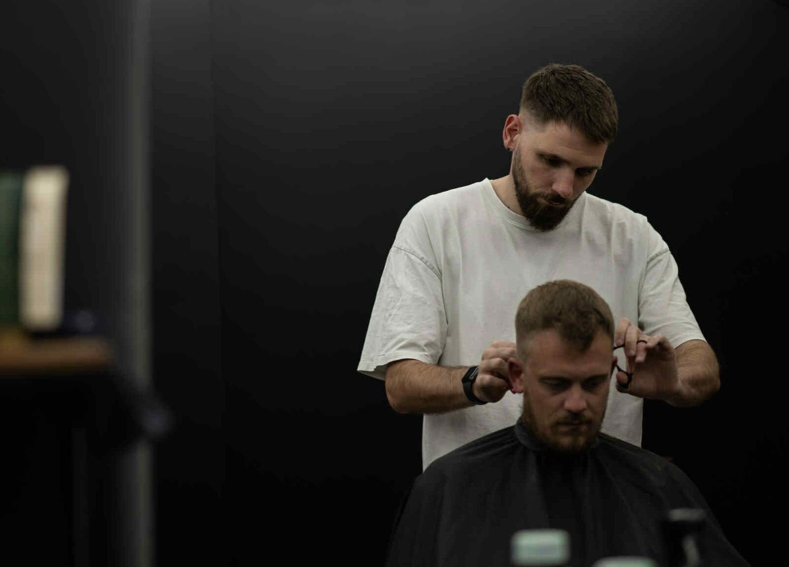 Coiffeur à SNOW BARBER, Haguenau, Grand Est, FR, réalisant une coupe précise.