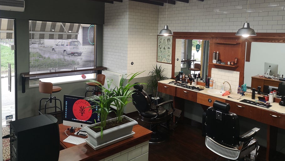 Εσωτερικό του Xonikis Men’s Hair Studio, Μεγάλη Παναγία, GR, με καρέκλες κοπής και προϊόντα περιποίησης.