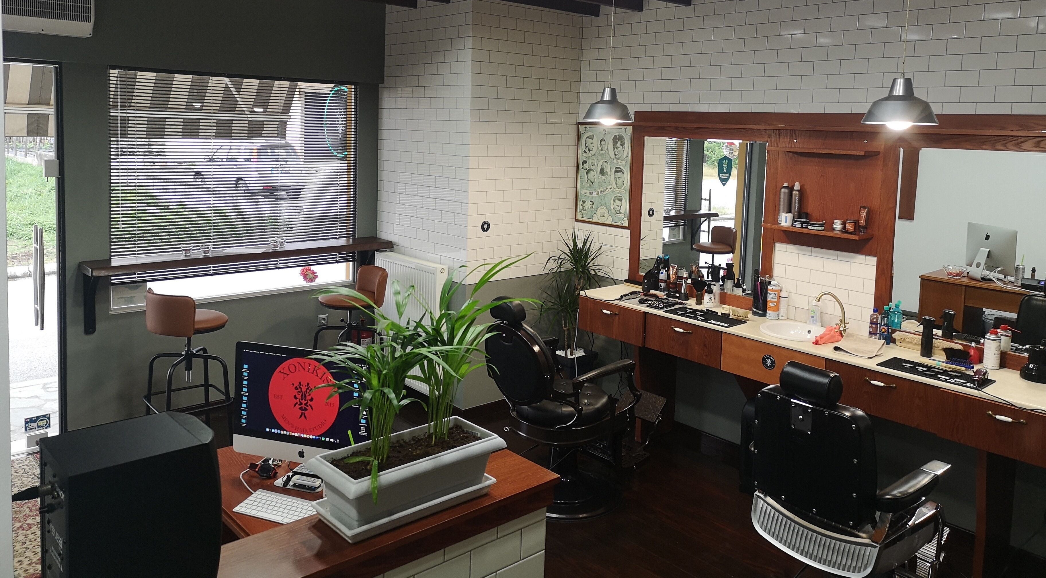 Εσωτερικό του Xonikis Men’s Hair Studio, Μεγάλη Παναγία, GR, με καρέκλες κοπής και προϊόντα περιποίησης.