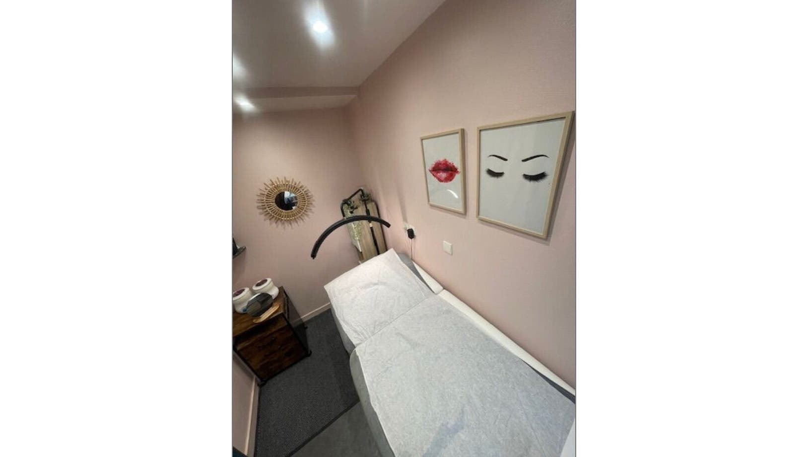 Cabine d'esthétique cosy chez Isis Parfums et Beauté, La Clayette, Bourgogne-franche-comté, FR.