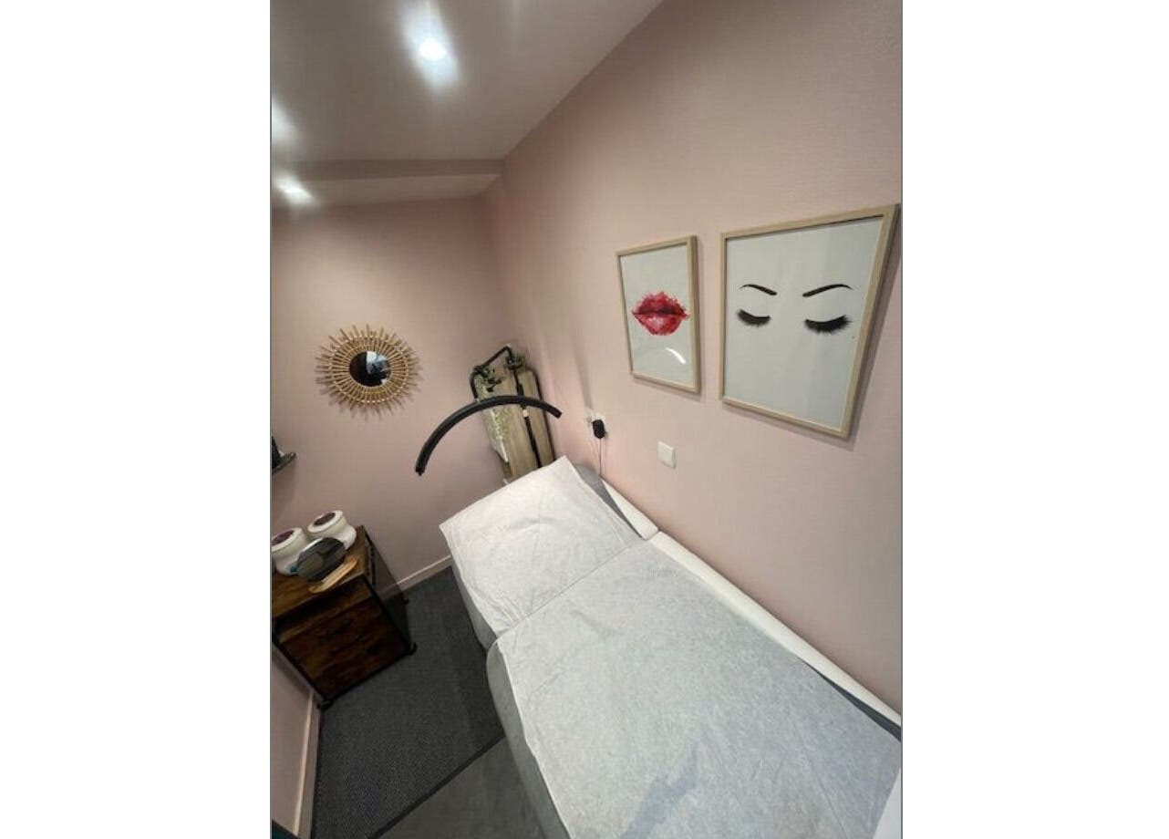 Cabine d'esthétique cosy chez Isis Parfums et Beauté, La Clayette, Bourgogne-franche-comté, FR.