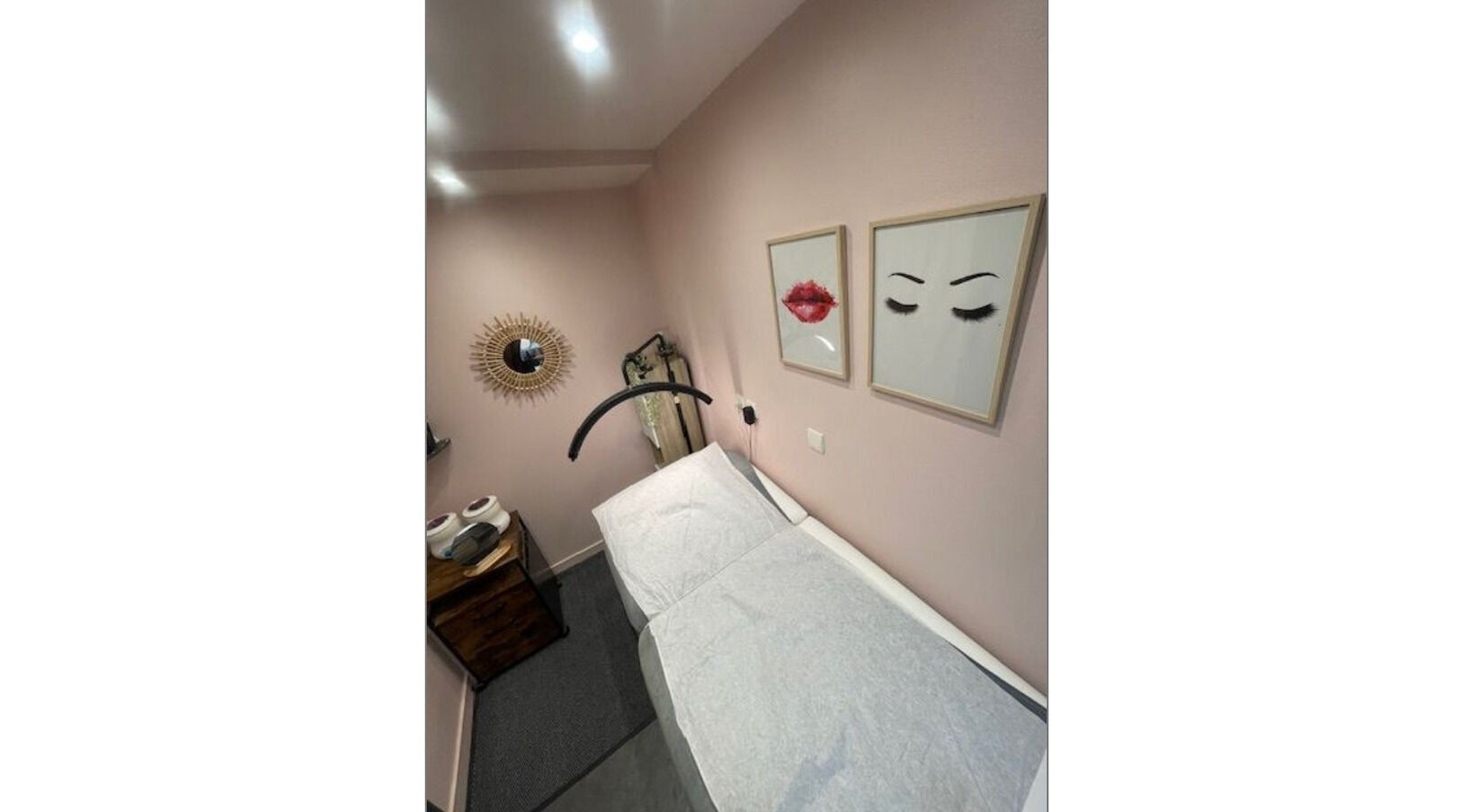 Cabine d'esthétique cosy chez Isis Parfums et Beauté, La Clayette, Bourgogne-franche-comté, FR.