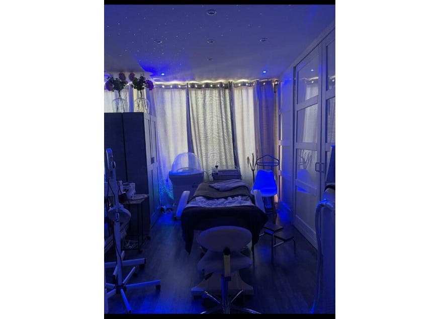Salle de soins illuminée chez Isis Parfums et Beauté, La Clayette, Bourgogne-franche-comté, FR.