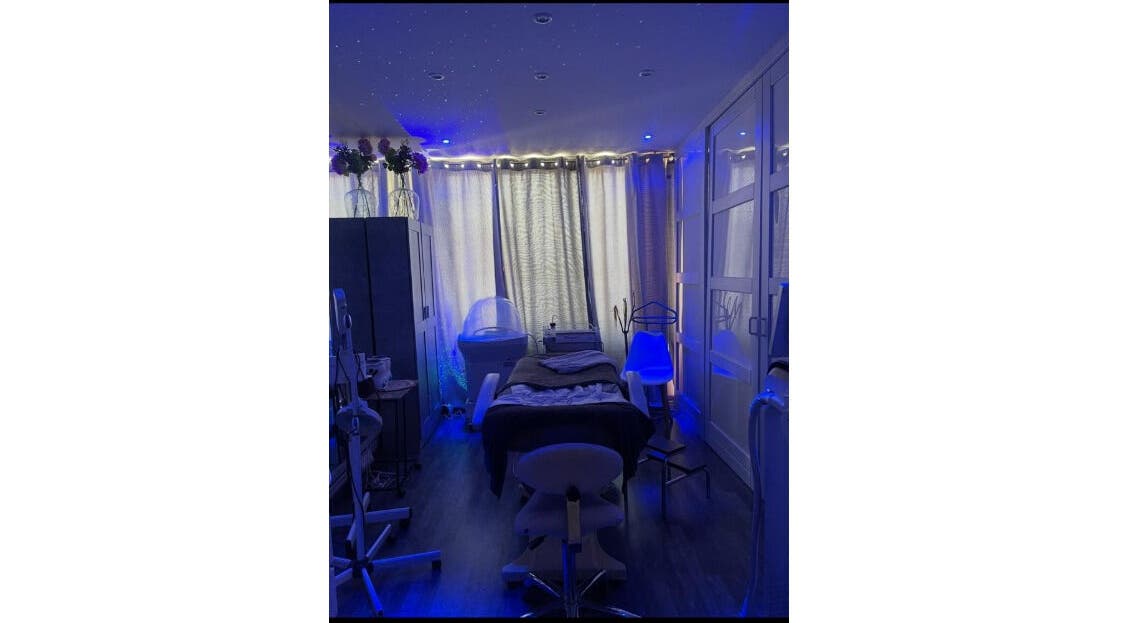 Salle de soins illuminée chez Isis Parfums et Beauté, La Clayette, Bourgogne-franche-comté, FR.