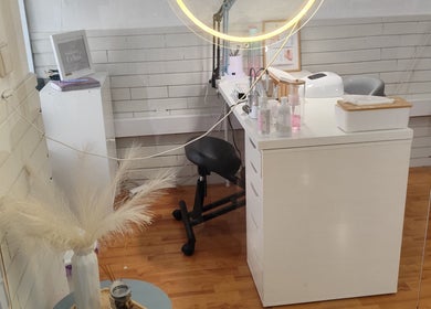 Espaço moderno de Claudiarodrigues.Naildesigner em Braga, Braga, PT, com mesa de manicure iluminada.