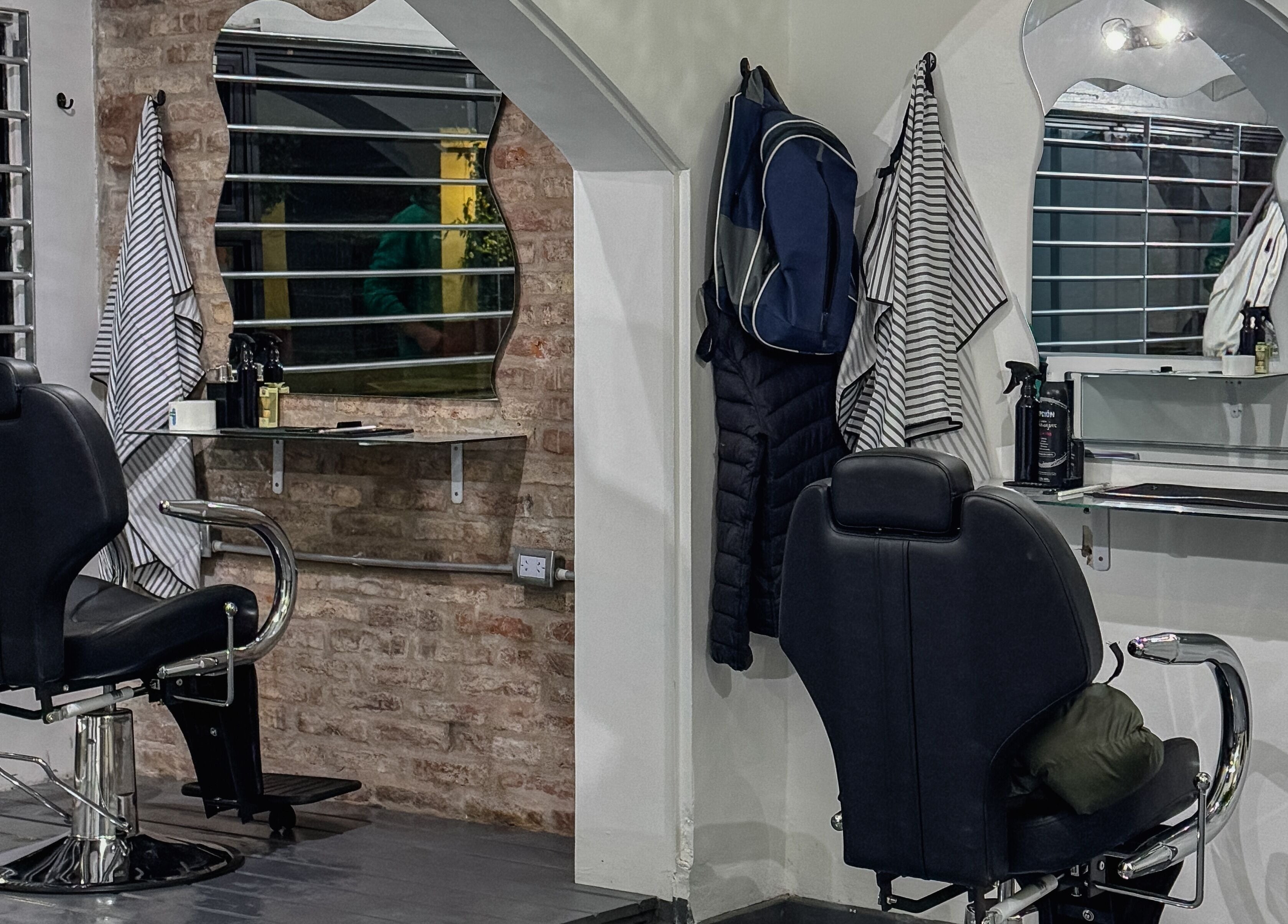 Interior elegante de Bless Salón Masculino, Buenos Aires, Provincia De Buenos Aires, AR con sillones clásicos.