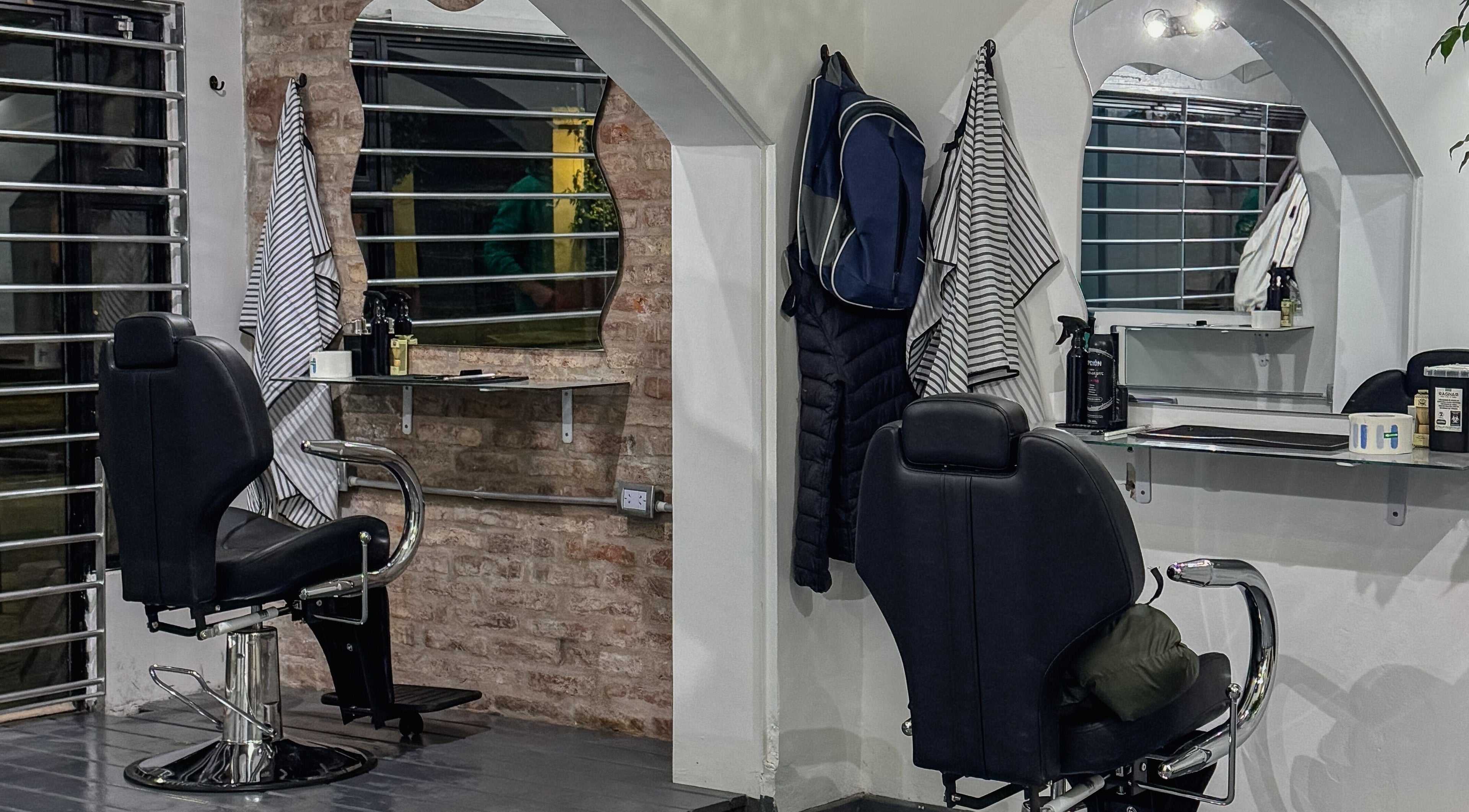 Interior elegante de Bless Salón Masculino, Buenos Aires, Provincia De Buenos Aires, AR con sillones clásicos.