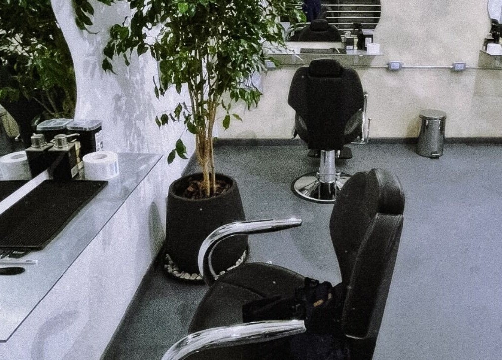 Interior de Bless Salón Masculino en Buenos Aires, reflejando un diseño elegante y moderno.