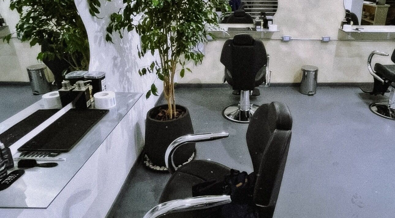 Interior de Bless Salón Masculino en Buenos Aires, reflejando un diseño elegante y moderno.