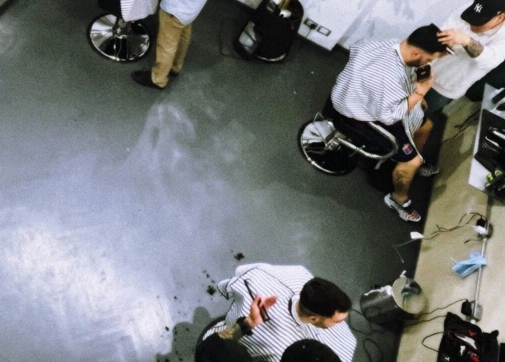 Interior de Bless Salón Masculino con estilistas trabajando, Buenos Aires, Provincia De Buenos Aires, AR.
