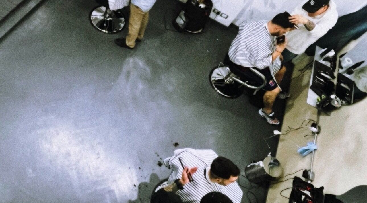 Interior de Bless Salón Masculino con estilistas trabajando, Buenos Aires, Provincia De Buenos Aires, AR.