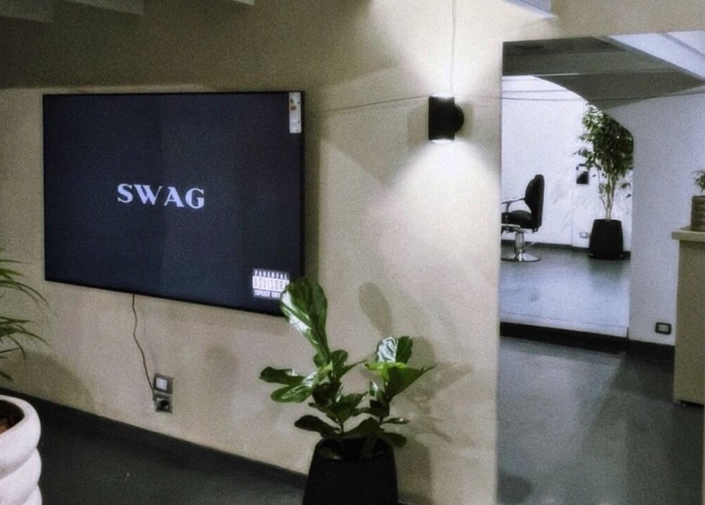 Interior moderno de Bless Salón Masculino con espejo y plantas en Buenos Aires, Provincia De Buenos Aires, AR.