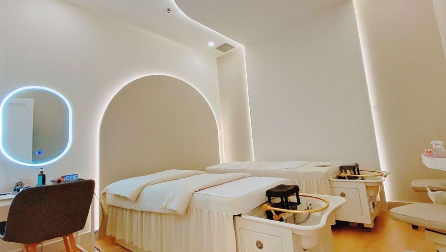 Luxurious treatment room at H Head Spa Wellness in Richmond Hill, Ontario, CA. Relaxed ambiance and modern decor.