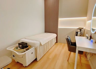 Tranquil treatment room at H Head Spa Wellness, Richmond Hill, Ontario, CA, with massage bed and modern lighting.