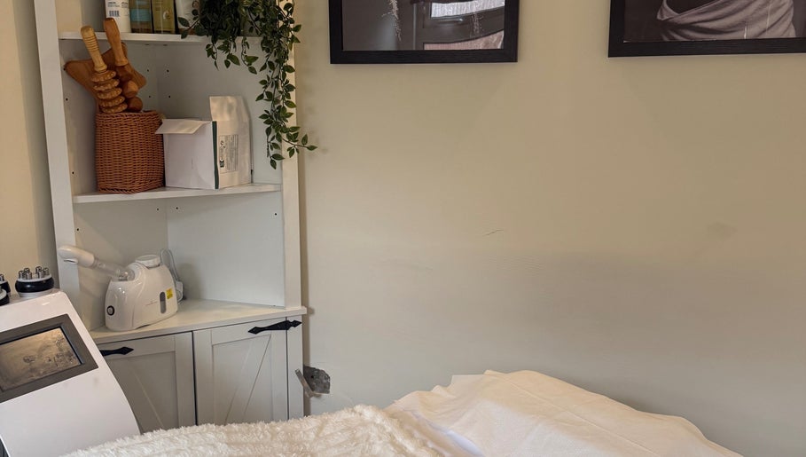 Relaxing treatment room at Vive Contour in Bexleyhealth, England, GB with modern beauty equipment.