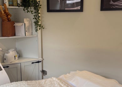 Relaxing treatment room at Vive Contour in Bexleyhealth, England, GB with modern beauty equipment.