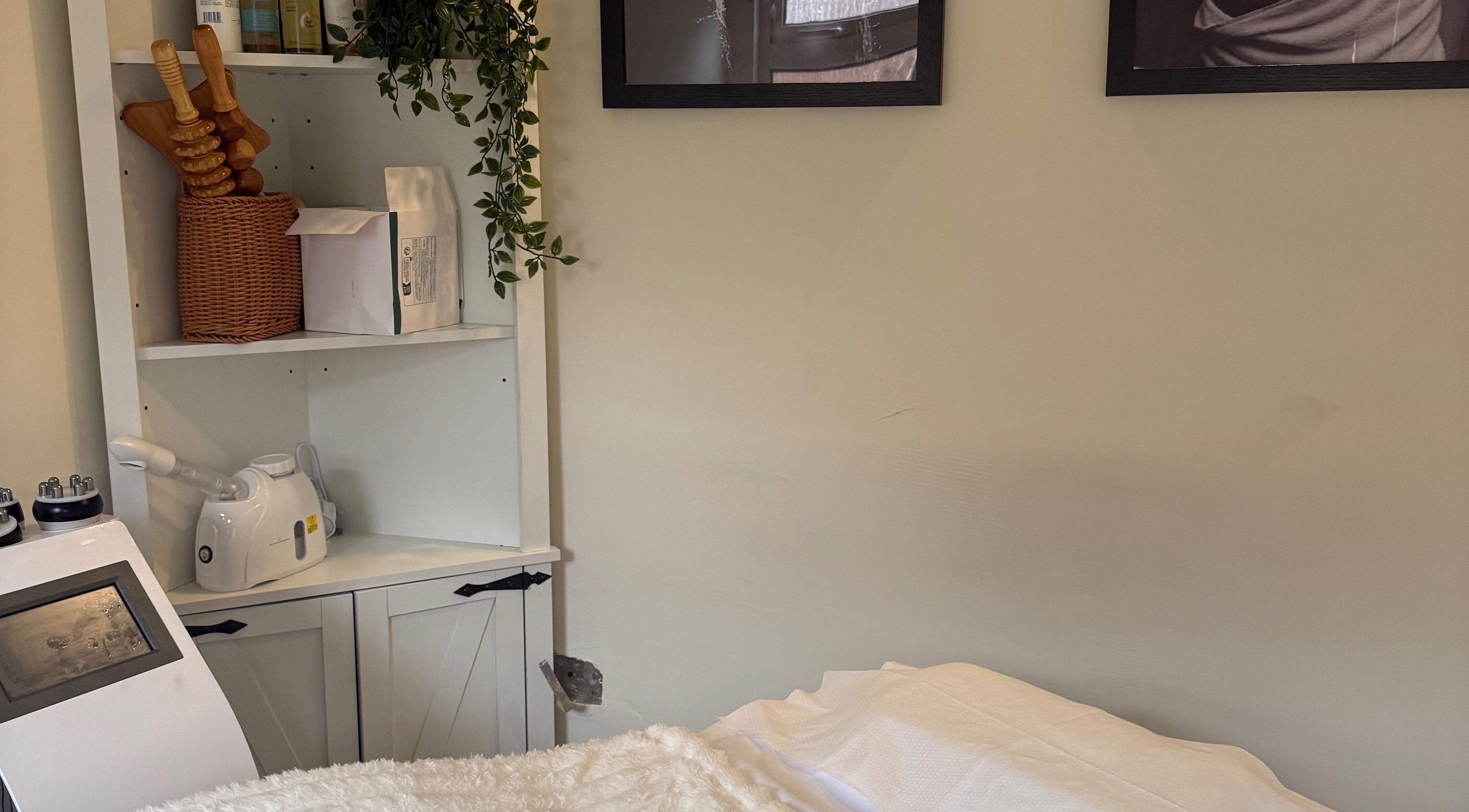 Relaxing treatment room at Vive Contour in Bexleyhealth, England, GB with modern beauty equipment.