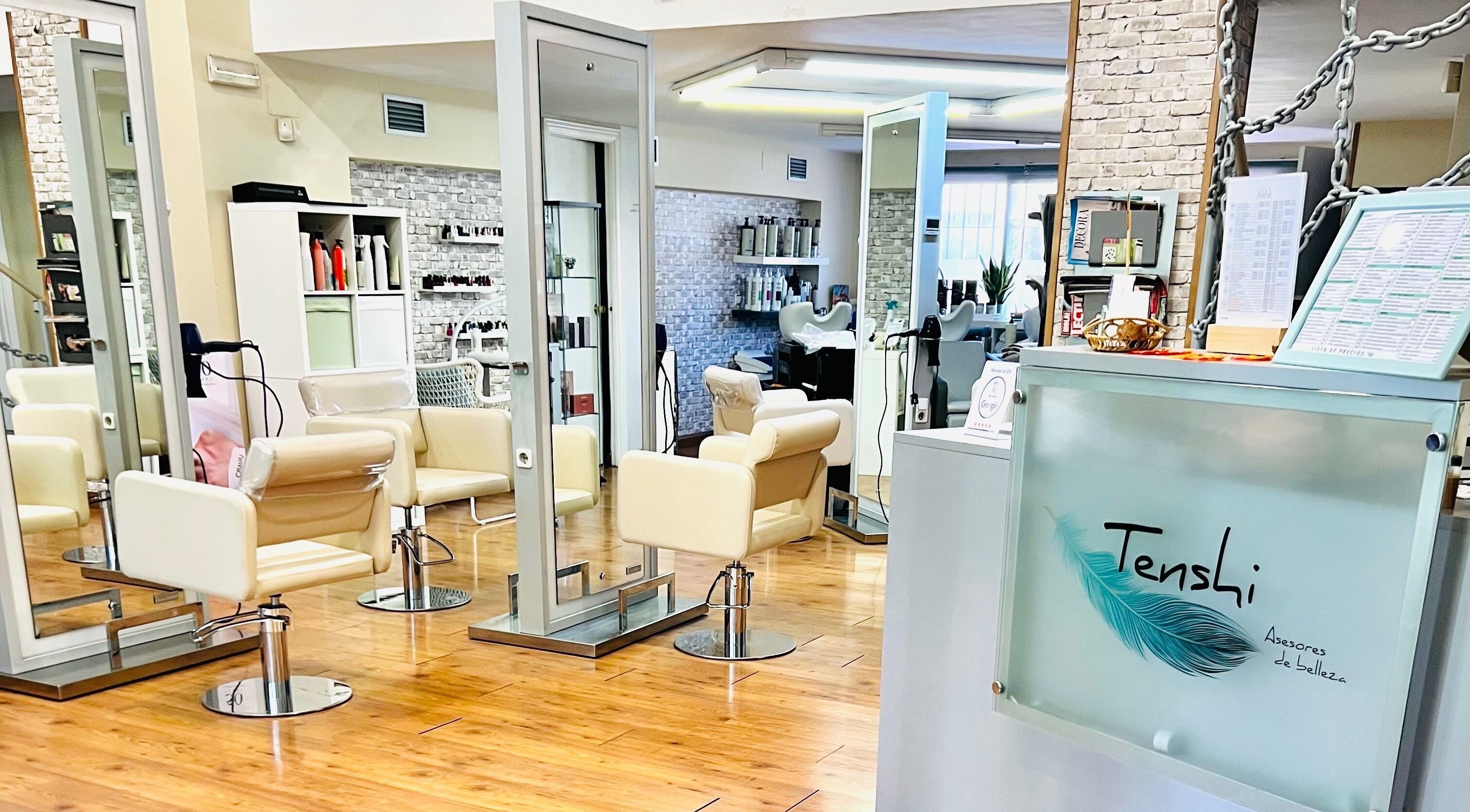 Interior moderno de Tenshi Asesores de Belleza en Madrid, Comunidad De Madrid, ES, mostrando sillas y espejos.