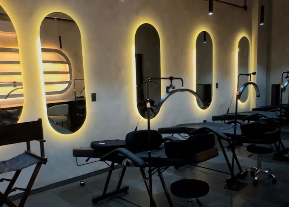 Interior moderno de Áurea Studio con espejos iluminados, Aguascalientes, Aguascalientes, MX.