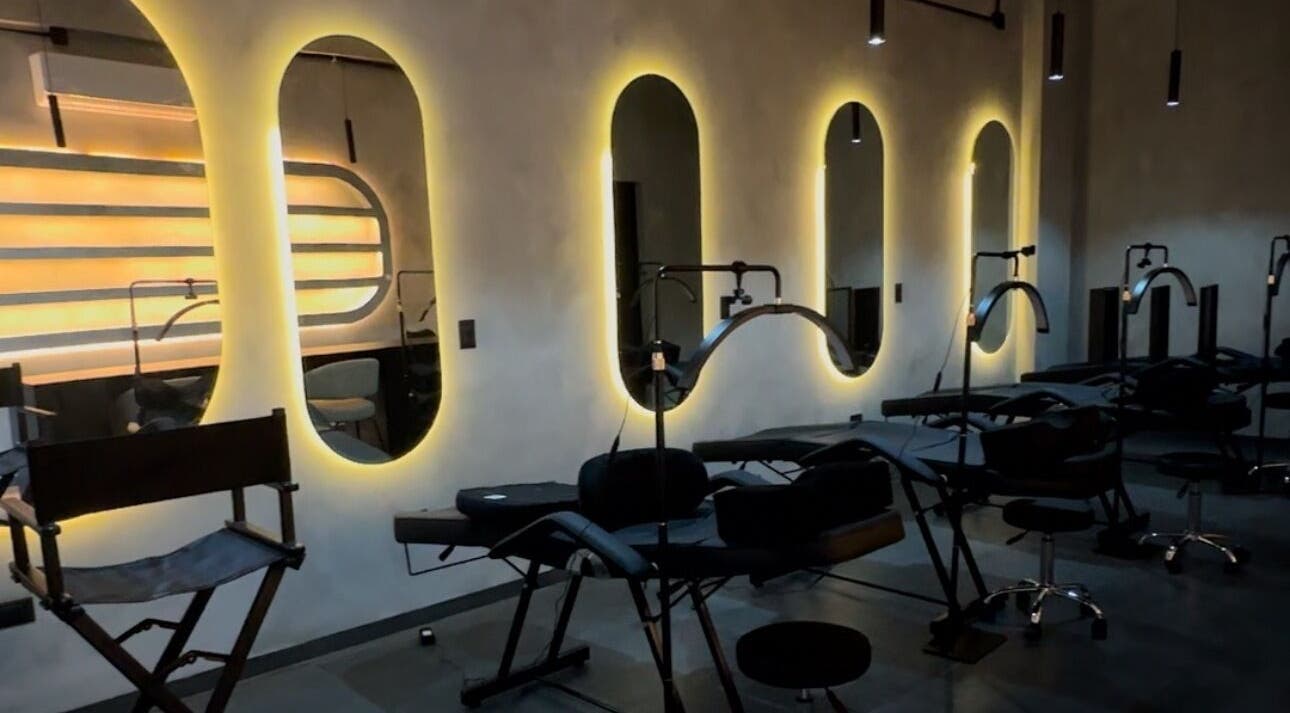 Interior moderno de Áurea Studio con espejos iluminados, Aguascalientes, Aguascalientes, MX.