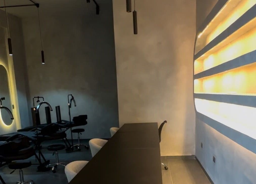 Interior moderno de Áurea Studio en Aguascalientes, MX, con luz suave y elegante mobiliario.