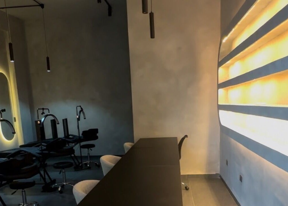 Interior moderno de Áurea Studio en Aguascalientes, MX, con luz suave y elegante mobiliario.