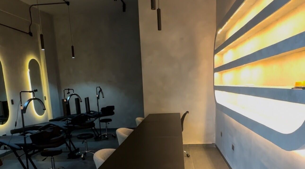 Interior moderno de Áurea Studio en Aguascalientes, MX, con luz suave y elegante mobiliario.