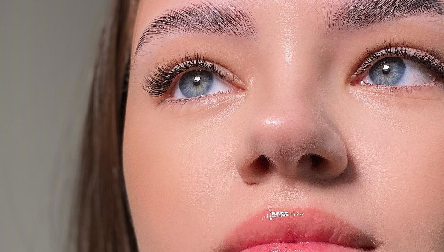 Крупний план доглянутих вій у студії ohmylashes, Стрий, Львівська Область, UA.