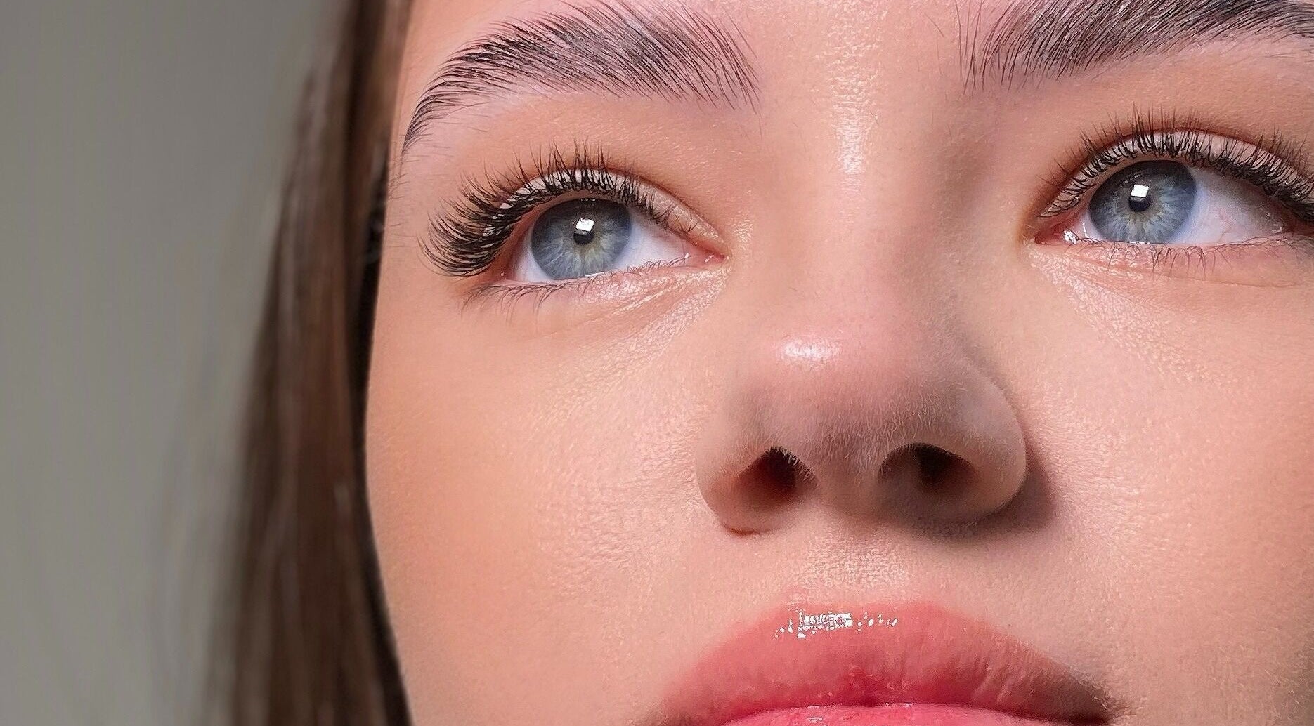 Крупний план доглянутих вій у студії ohmylashes, Стрий, Львівська Область, UA.