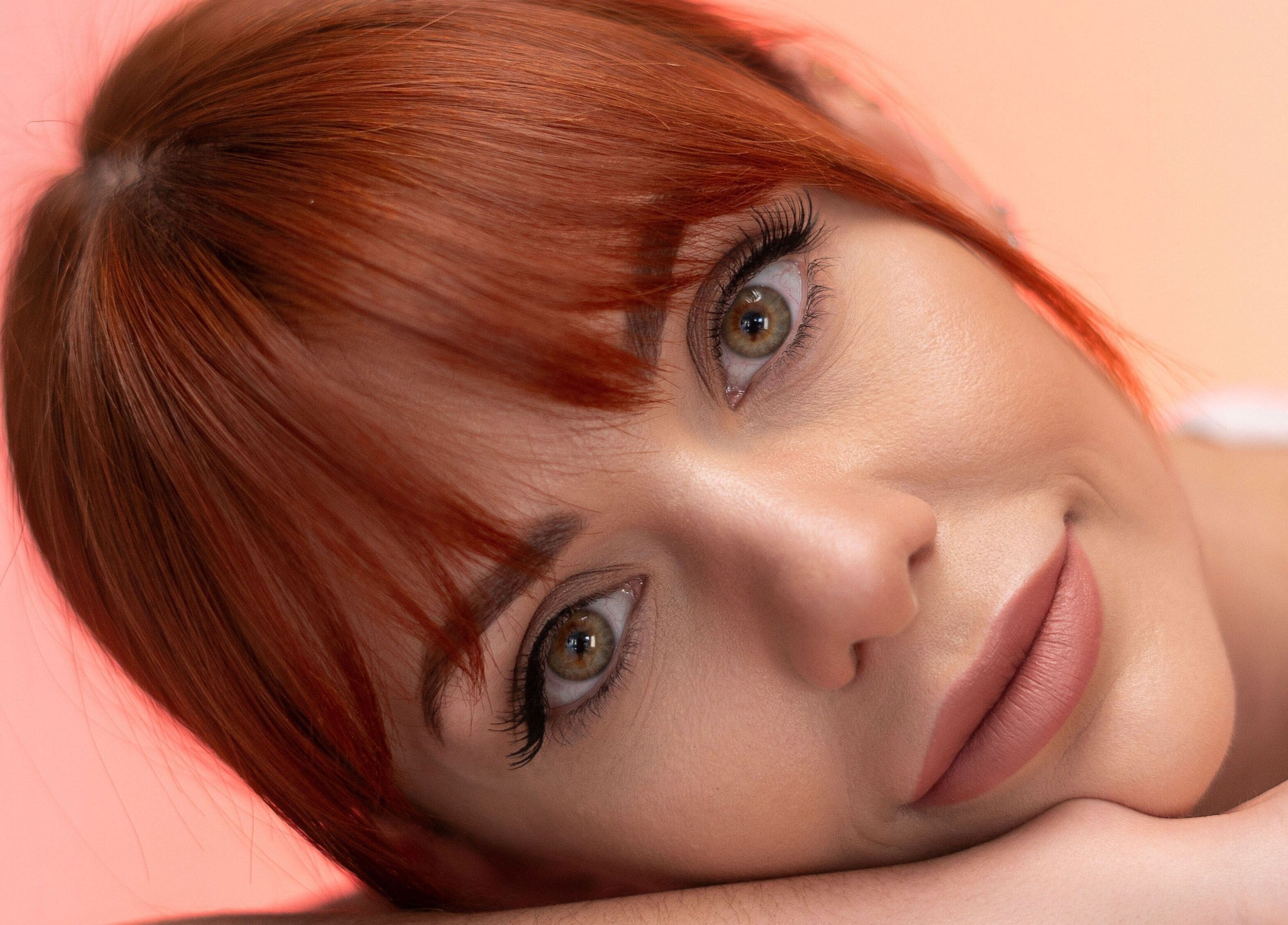 Жінка з рудим волоссям з макіяжем від ohmylashes, Стрий, Львівська Область, UA.