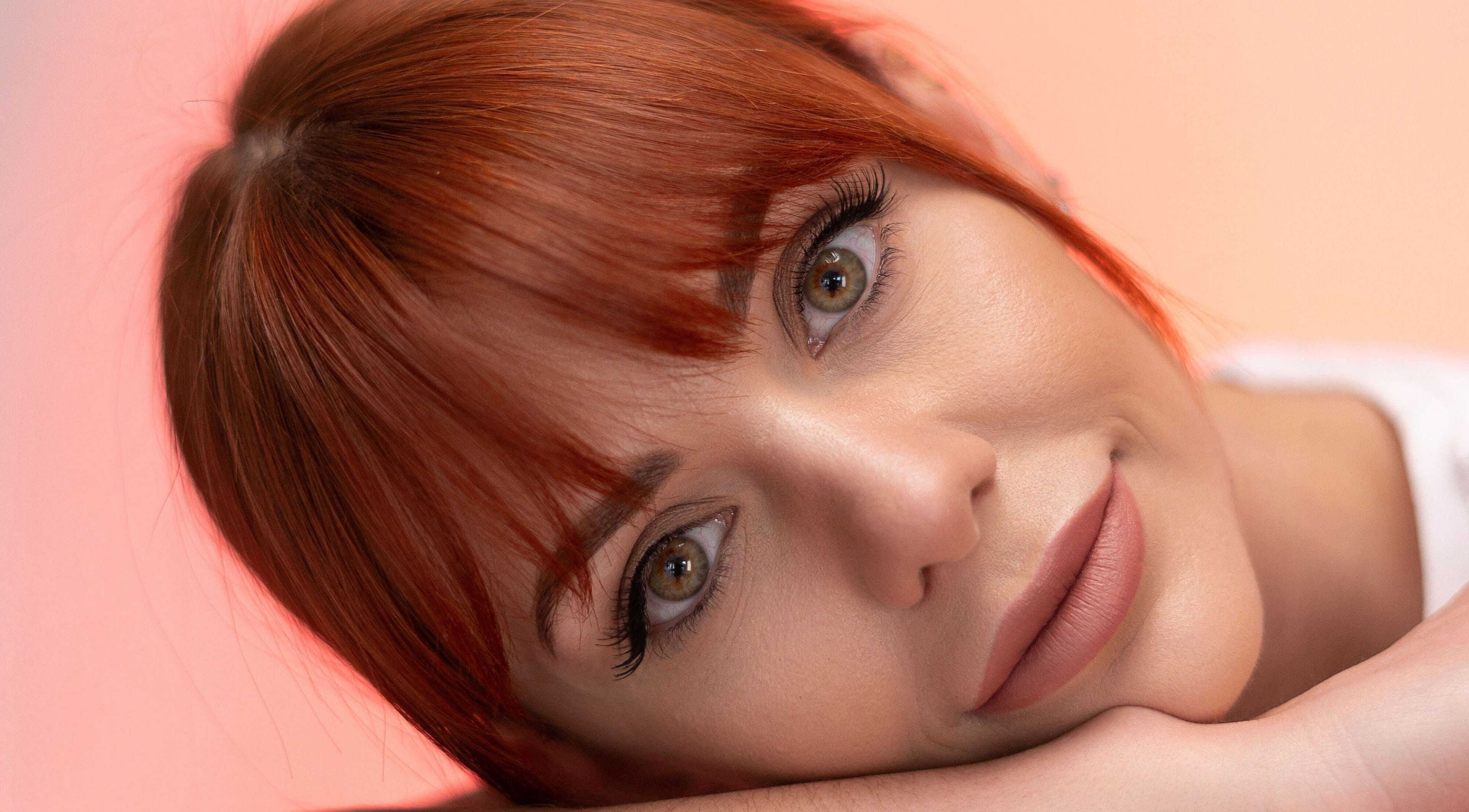 Жінка з рудим волоссям з макіяжем від ohmylashes, Стрий, Львівська Область, UA.