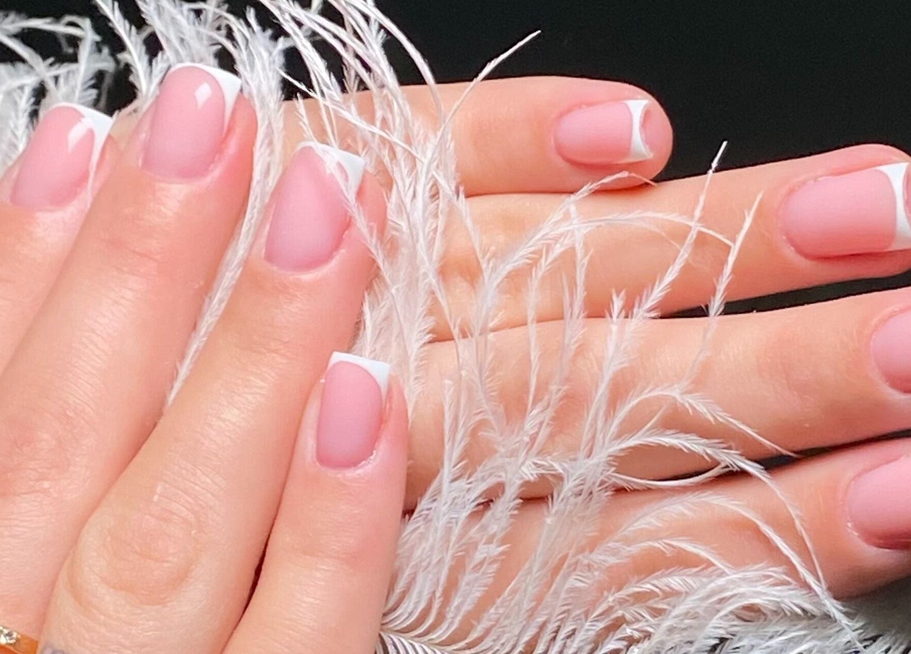 Елегантний французький манікюр в ohmylashes, Стрий, Львівська Область, UA.