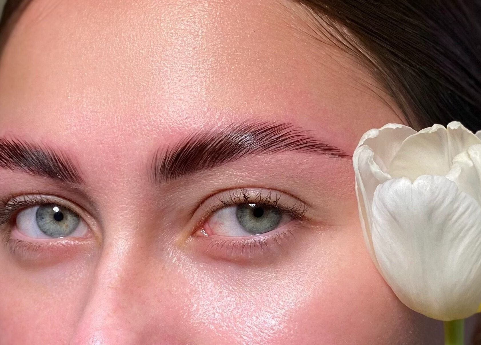 Красиві брови з білим тюльпаном біля 'ohmylashes', Стрий, Львівська Область, UA.