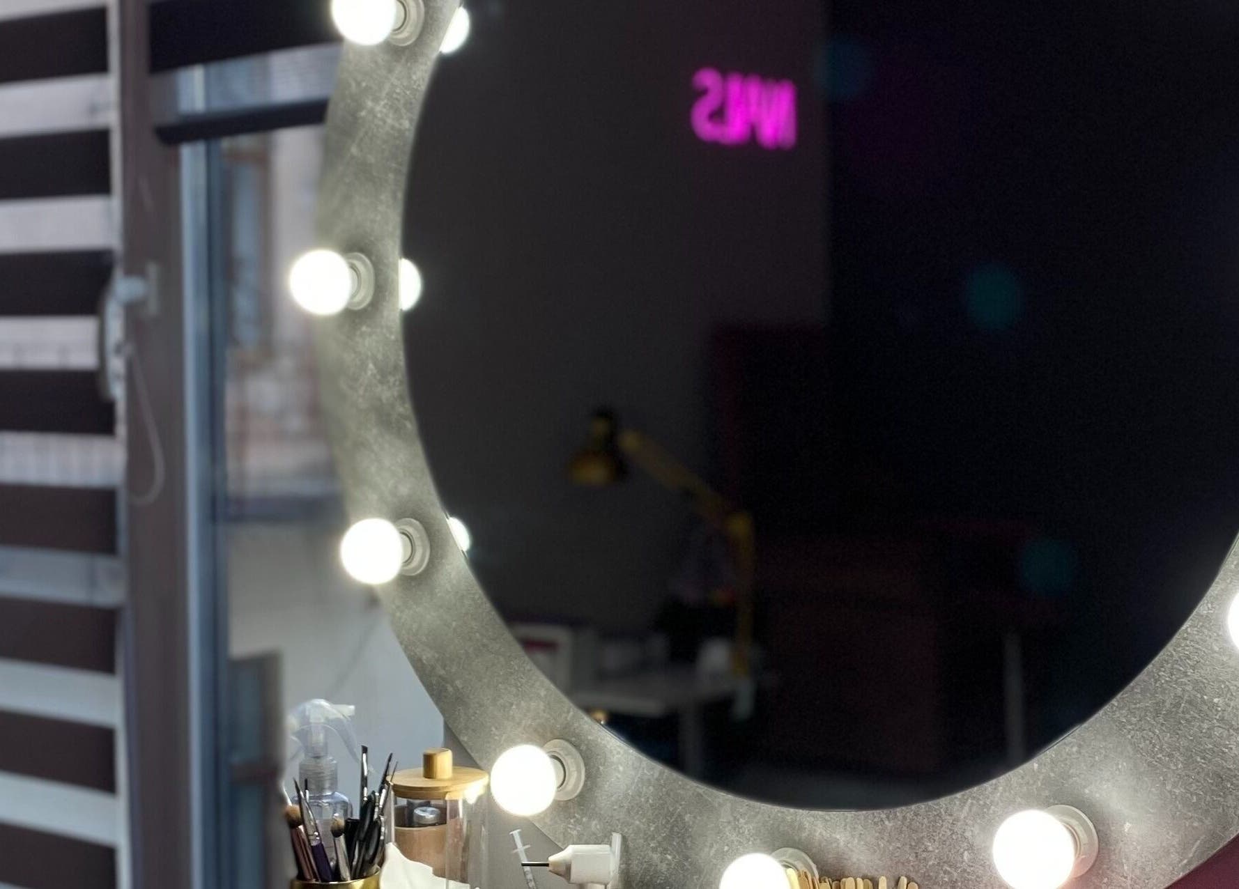 Стильний макіяжний стіл з дзеркалом у салоні ohmylashes, Стрий, Львівська Область, UA.