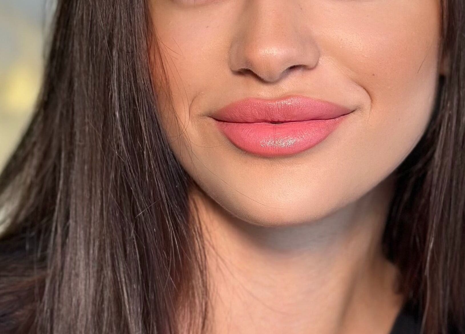 Блискучі рожеві губи в ohmylashes, Стрий, Львівська Область, UA підкреслюють стильний образ.