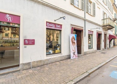 Facciata di Beauty Hair a Rivarolo Canavese, Torino, IT, mostra insegne e vetrine.