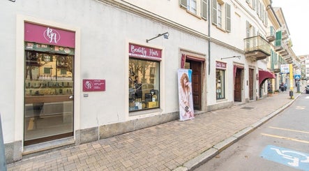 Facciata di Beauty Hair a Rivarolo Canavese, Torino, IT, mostra insegne e vetrine.