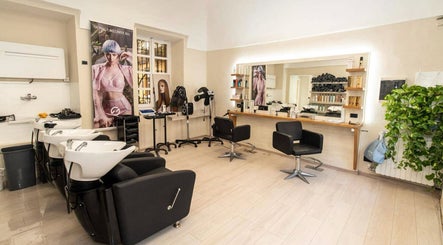 Salone moderno di Beauty Hair a Rivarolo Canavese, Torino, IT con postazioni eleganti e attrezzature professionali.