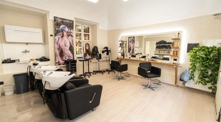 Salone di bellezza Beauty Hair a Rivarolo Canavese, Torino, IT con sedie e lavandini moderni.