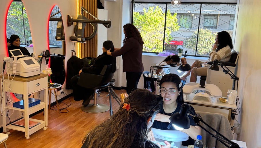 Espacio de belleza en FR, Santiago, Región Metropolitana, CL con servicios de peluquería y manicura.