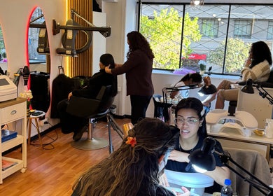 Espacio de belleza en FR, Santiago, Región Metropolitana, CL con servicios de peluquería y manicura.